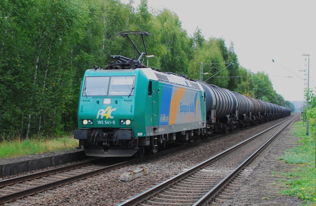 Am 04.09.2009 durfte man sich in Avenwedde-Isselhorst ber die schicke 185 541-0 der Rail4Chem freuen. Hier sehr schn einzufangen, da die Gterzge hier schon ein wenig zu kmpfen haben. In Fahrtrichtung Ruhrgebiet geht es die Steigung zur Avenwedder Brcke hinauf. Hier tauschen die Personenzugtrasse und die der Gterzge die Seiten.