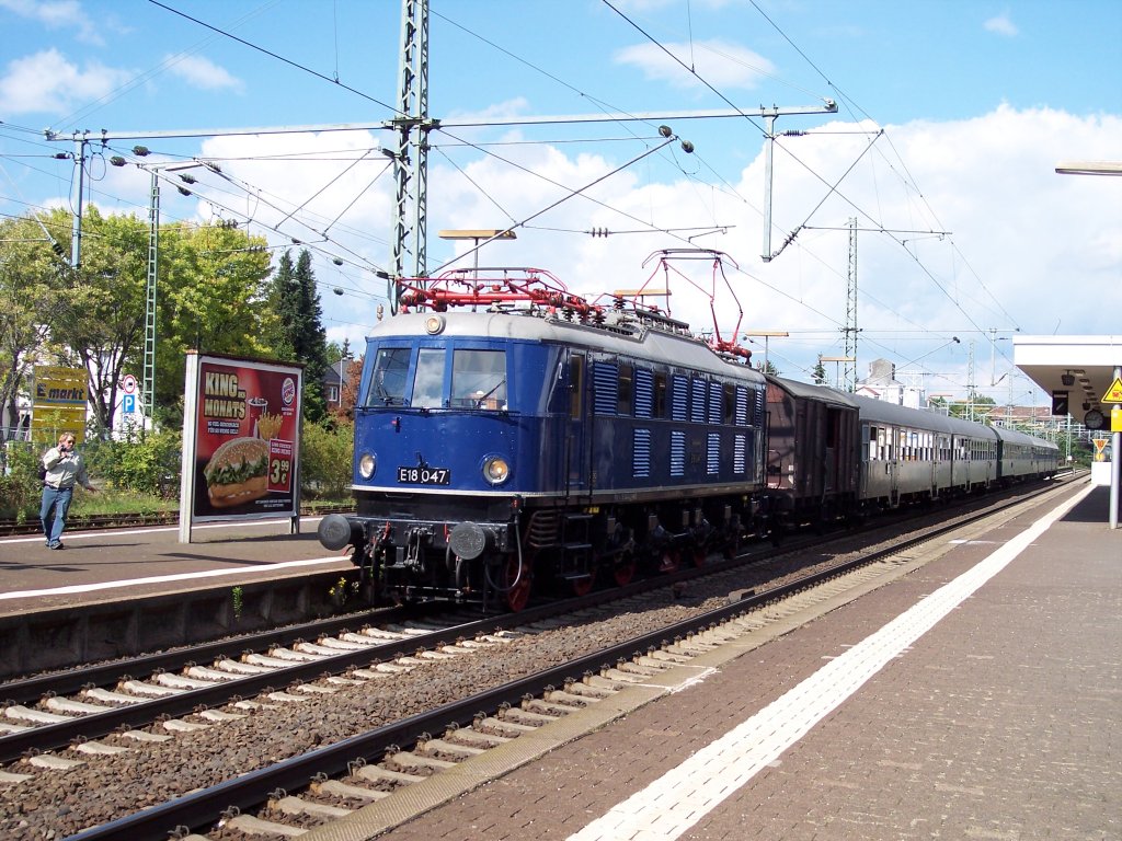 Am 04.09.2010 fuhr die E18 047 mit einem Sonderzug nach Bingen. Hier fotografiert in Butzbach.