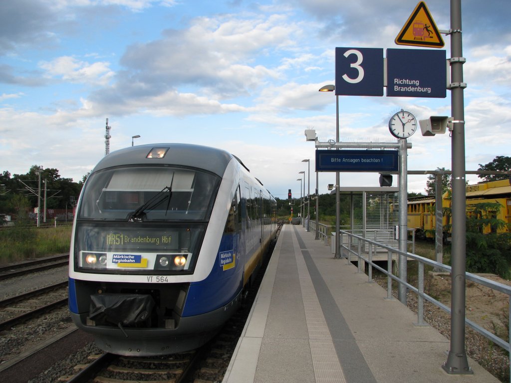 Am 04.09.2010 steht VT Desiro 564 der MR zur Abfahrt bereit nach Brandenburg HBF in Rathenow