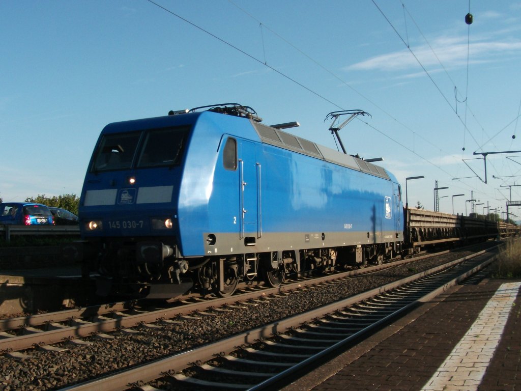 Am 04.10.2010 kommt 145 030 der Pressnitztalbahn mit einem Bauzug durch Butzbach gedonnert.