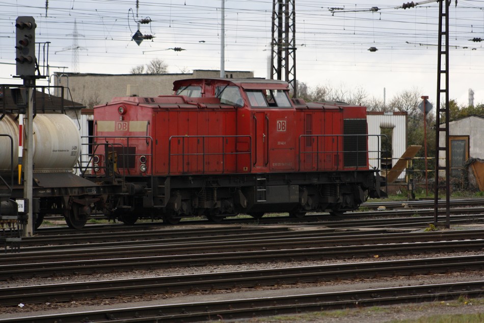 am 04.11.2010 rangiert 203 442-9 im Bhf.-Grokorbetha einem Kesselwagenzug zusammen.
