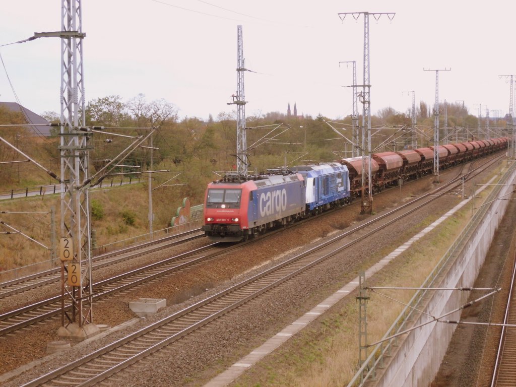 Am 04.11.2012 waren 482 001 und 246 011 mit einem Dngerzug von Stendal nach Poppendorf unterwegs.