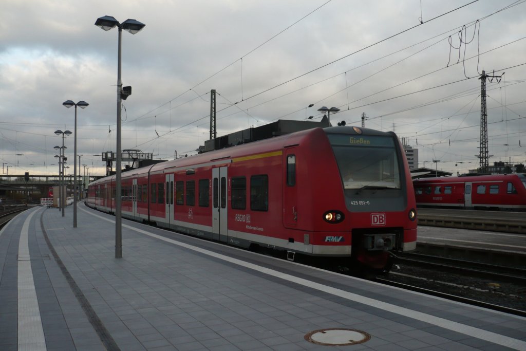 Am 04.12.09 ist gerade 425 051-0 als Linie RB 30(Nord) aus Marburg(Lahn) in Gie�en auf Gleis 4 angekommen und wird in K�rze die Ranggierfahrt in die Abstellanlage als Lz antreten!!!
