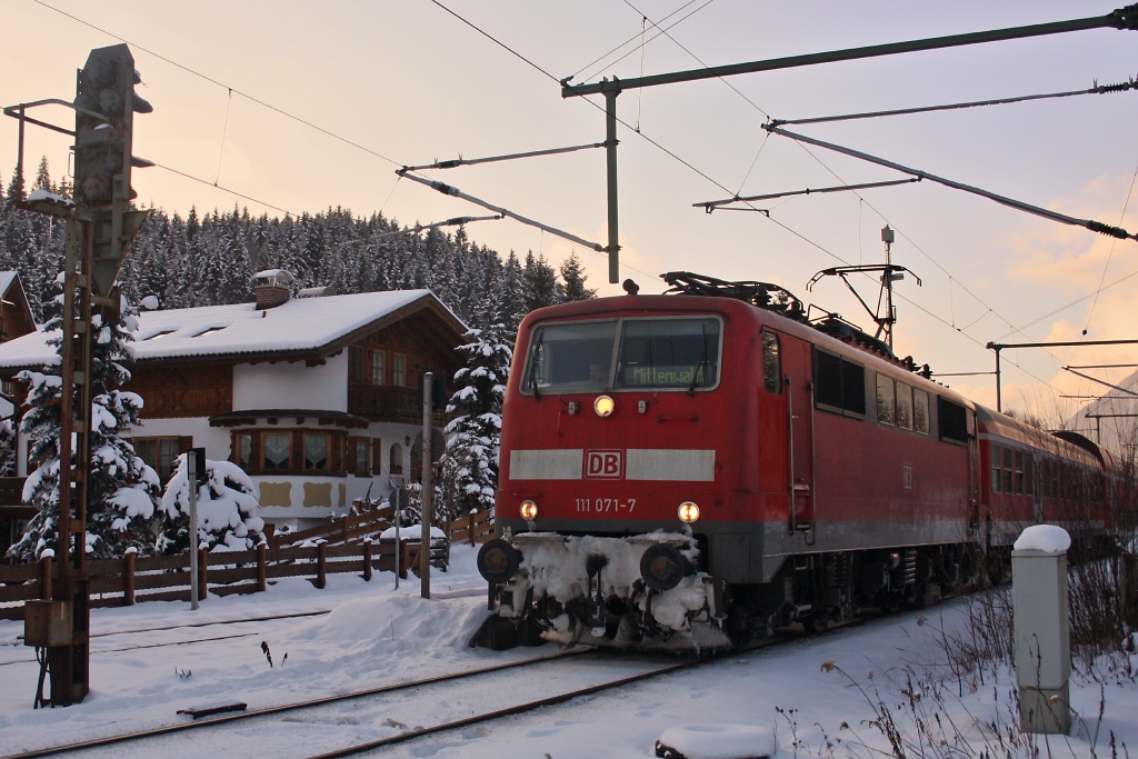 Am 04.12.10 machte ich Jagd auf unseren  Maxl . Vorher versperrte mir der Bahnbergang in Klais die Weiterfahrt mit dem Auto. Grund war der Gegenzug Richtung Mittenwald mit 111 071-7. Fotostandort war vor der geschlossenen Schranke. Groen Dank an Matthias Schneider :)