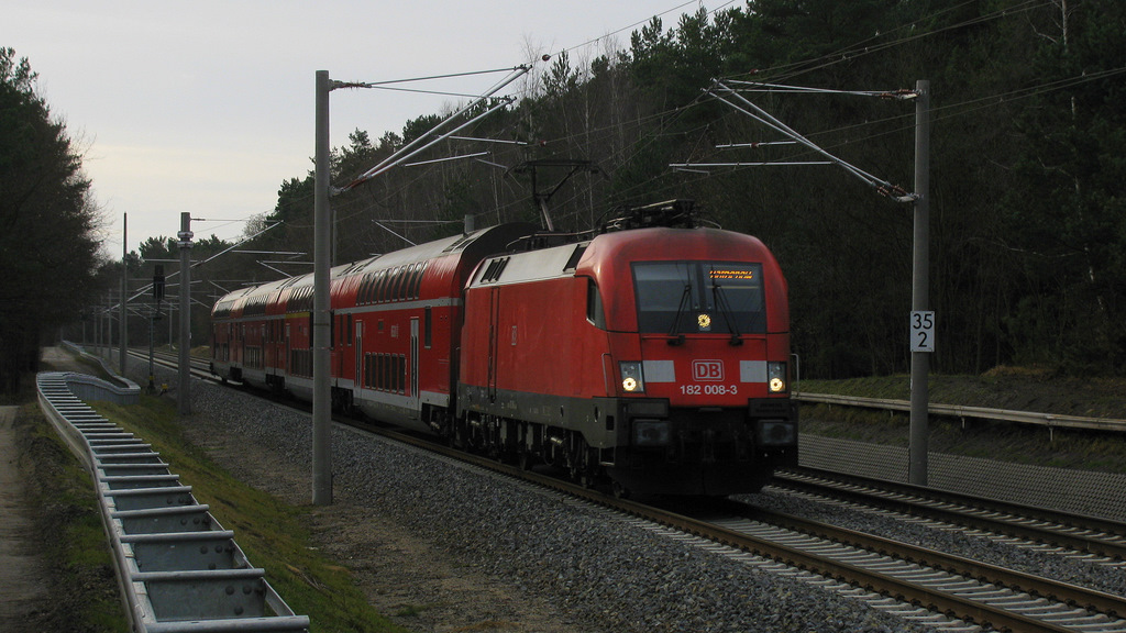 Am 04.12.2011 war bereits ein Umlauf mit BR 182 auf dem damals noch verkehrenden RE 2 (Cottbus <-> Rathenow) unterwegs. Seit dem 12.12.2012 sind nun alle Umlufe mit 182er am RE 2 (Cottbus <-> Wismar) unterwegs. Da diese aber nahezu alle am Nordende hngen und die Sonne in letzter Zeit viel strahlt gibts nun dieses Bild. Zu sehen ist 182 008-3 auf dem Weg nach Rathenow in Bestensee.