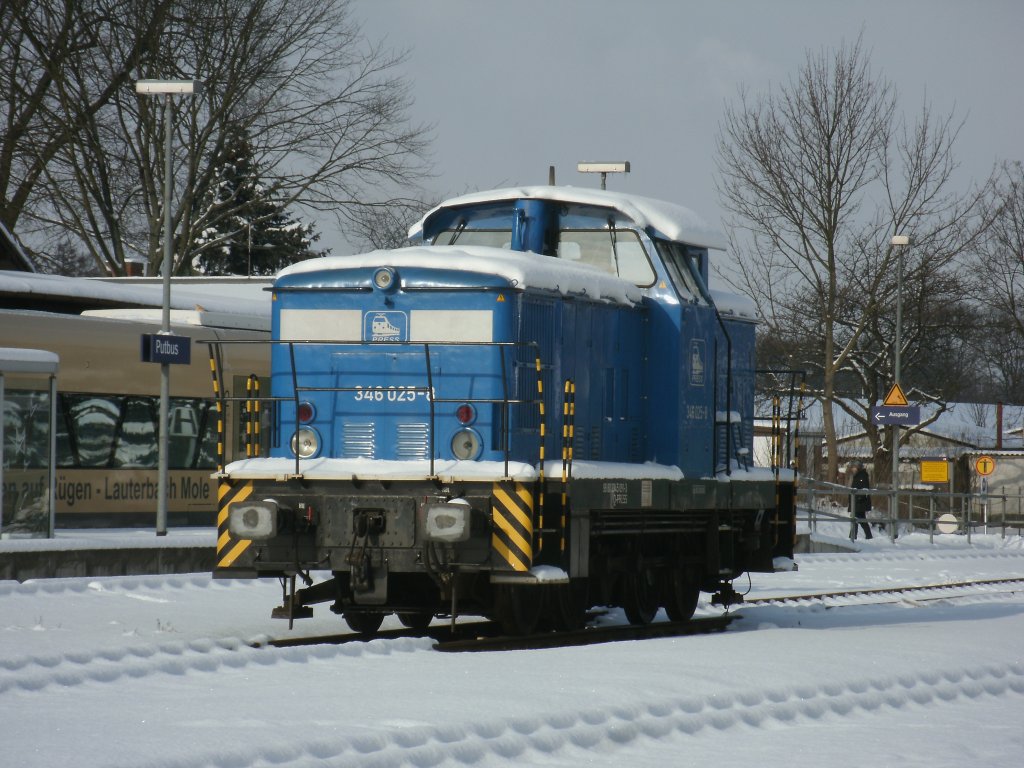 Am 04.Februar 2012 stand im verschneiten Putbus die PRESS 346 025.