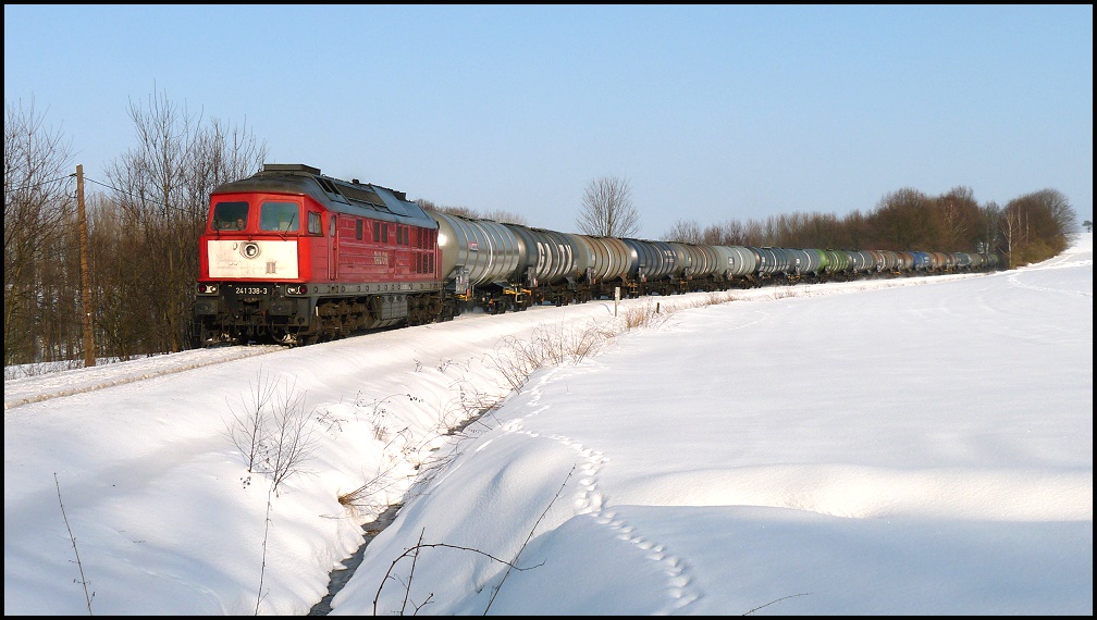 Am 05.01.2011 Kesselwagenzug mit 241 338 vom Tanklager Rhsa in Richtung Nossen, Meissen, Coswig. Es ist der letzte schne Wintertag vor dem grossen Tauwetter. 