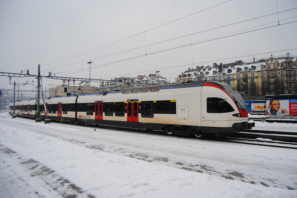 Am 05.01.2012 fhrt RABe 523 040 in den Bahnhof Luzern ein.