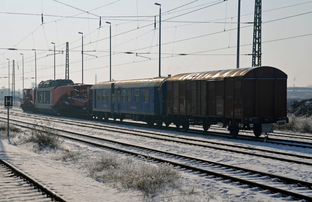 Am 05.02.12 stand dieser Trafotransport in Bitterfeld abgestellt. Fotografiert vom Bahnsteig aus.