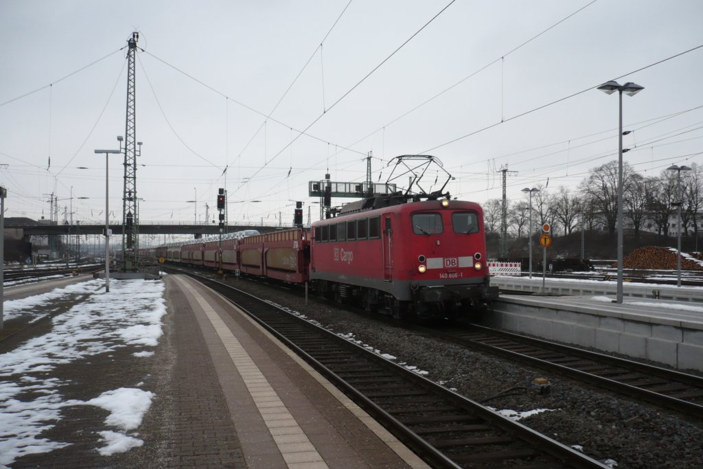 Am 05.02.2010 fhrt die 140 806-1 mit einem Autogterzug mit nagelneuen Toyotas soeben durch Gieen in richtung Norden.

P.S: Wei jemand wo dieser Gterzug mit den neuen Autos hingefahren ist?