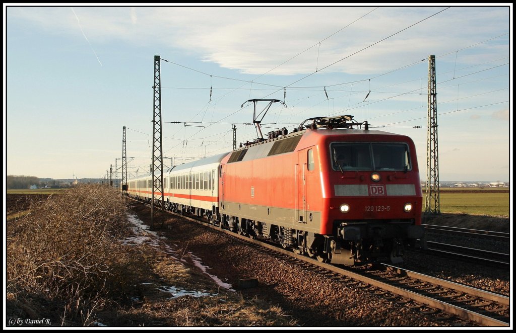 Am 05.02.2011 zog 120 123 mit dem kurzen IC 1987 (Hamburg Hbf - Passau)  an uns vorbei. 
