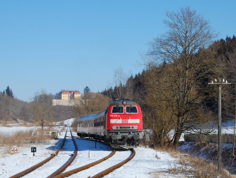 Am 05.02.2012 wollte ich mich erstmals in dieser Saison um den Mrchen-Express auf der Schwbischen Alb-Bahn kmmern. Da ich aber leider im zugegebenermaen nicht recht ppigen Fahrplan nach dem falschen Zug geschaut habe, konnte ich den  mit 218 432-3 bespannten Zug nur als Nachschuss bei der Ausfahrt aus Marbach aufnehmen. Im Hintergrund sieht man Schloss Grafeneck.