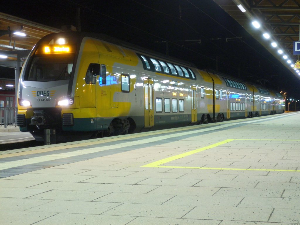 Am 05.02.2013 stand der 445 109 als RE 4 nach Jterborg in Stendal zur Abfahrt bereit.