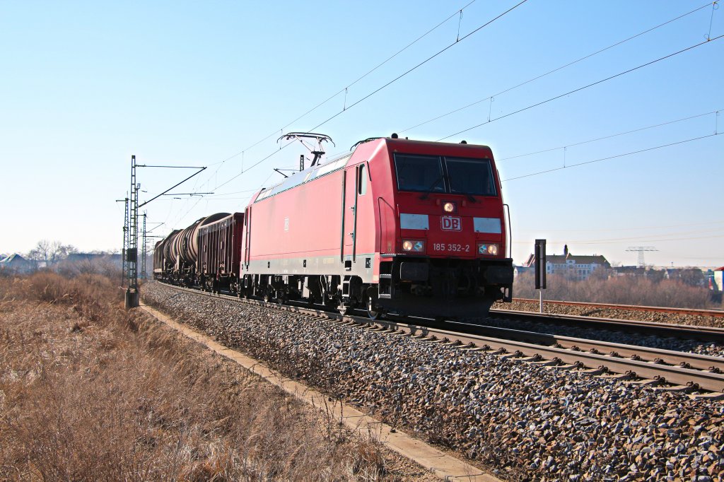 Am 05.03.12 verlsst 185 352-2 mit ihrem Mischer Riesa in Richtung Dresden.