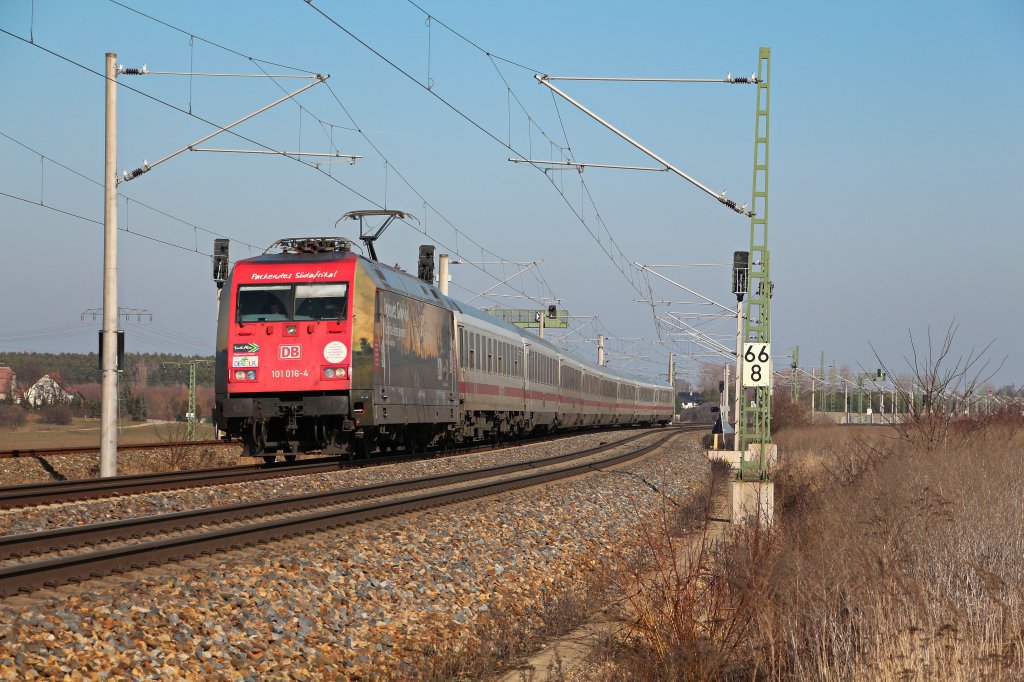 Am 05.03.13 konnte ich wieder das   Packende Sdafrika   in Form von 101 016-4 mit ihrem IC 2246 nach Dsseldorf Hbf ablichten. Hier fhrt sie in in den Bahnhof Riesa ein.