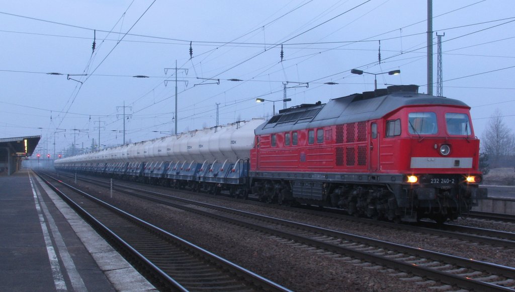 Am 05.03.2011 ging es fr Hannes und mich wieder auf groe Tournee. Alles begann in Berlin Schnefeld Flughafen. Von ca. 6:25 - 7:05 stand dort 232 240-2 mit einem Zementzug Richtung Grnauer Kreuz im Bahnhof.