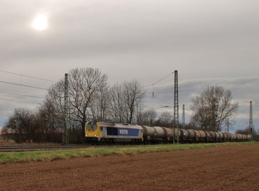 Am 05.04.2010 besuchte uns endlich wieder der Kesselwagenzug der meist von der Voith Maxima befahren wird. Hier eine Voith Maxima 40 CC (fr genauere Details, Loknummer. etc. wr ich dankbar). (Mangolding)