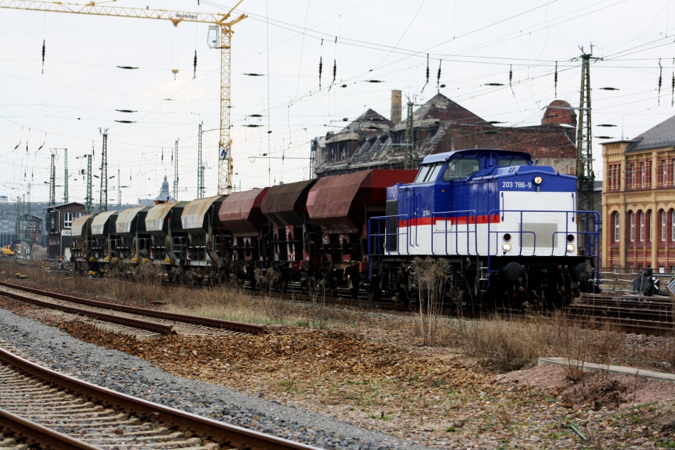Am 05.04.2010 gelangte 203 786-9 mit einem Schotterzug in den Hbf.-Chemnitz. Die Lok war zu diesem Zeitpunkt gerade mal drei Monate alt, nach Ihrer Modernisierung.