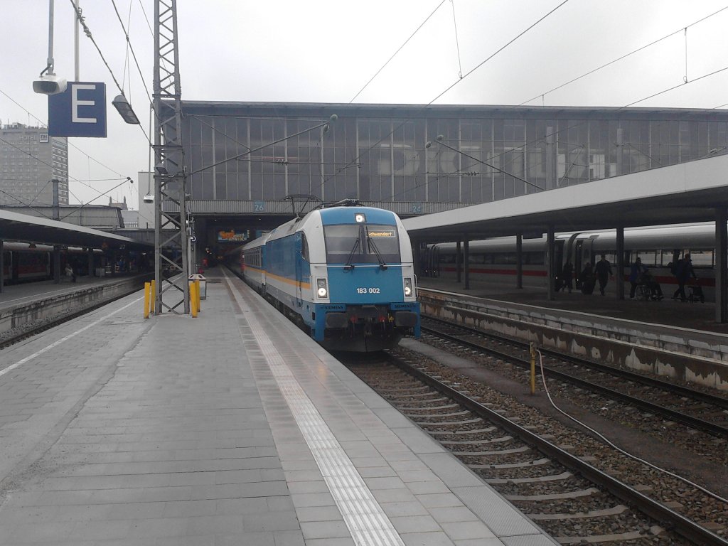 Am 05.04.2012 stand um 12:14 Uhr 183 002 auf Gleis 26 des Mnchner Hbf um mit einem ALX nach Schwandorf zu fahren.
