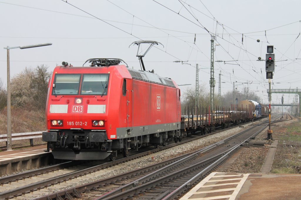 Am 05.04.2013 kam auf der KBS 703 im Bahnhof Orschweier die 185 012-2 mit einem kurzem Mischer gen Sden vorbei.