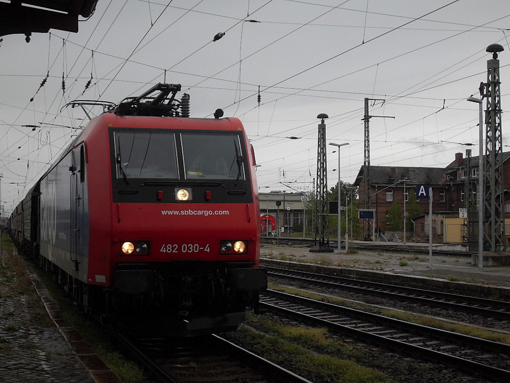 Am 05.05.2012 kam 482 030 der SBB Cargo mit Ganzzug durch Stendal und fuhr in Richtung Magdeburg weiter.
