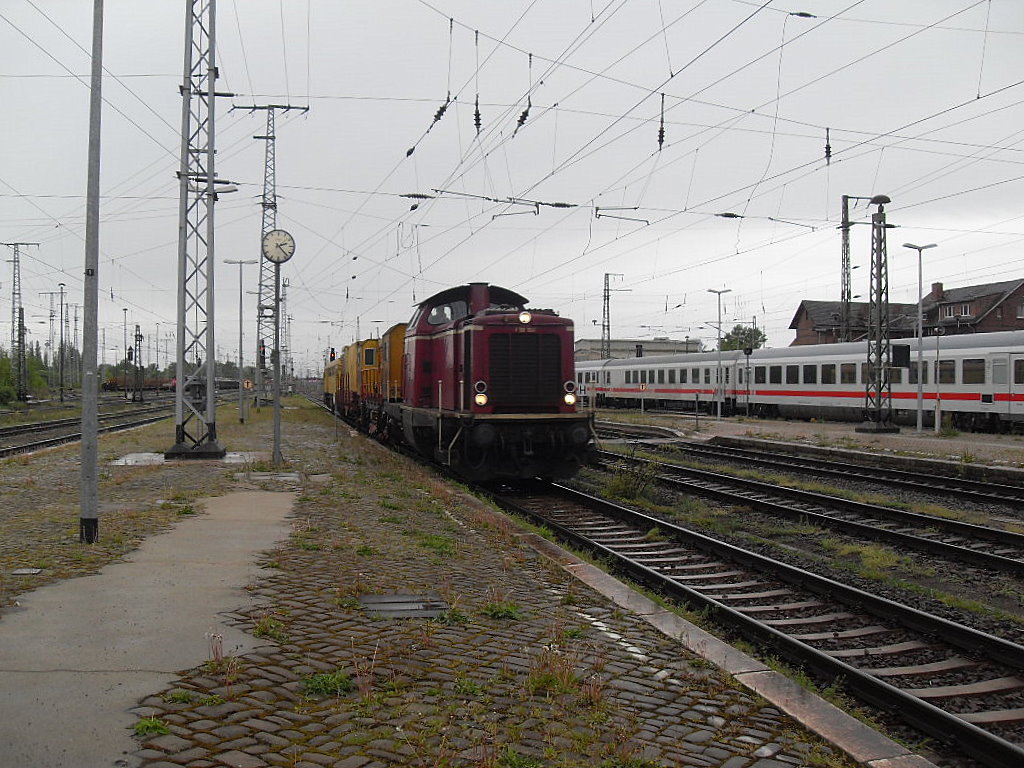 Am 05.05.2012 kam V 100 1041 (Auslieferung an DB  V 100 1041,Umzeichnung in 211 041) der NeSA Eisenbahn-Betriebsgesellschaft Neckar-Schwarzwald-Alb mbH mit einem Bauzug durch Stendal und fuhr Richtung Magdeburg.              
