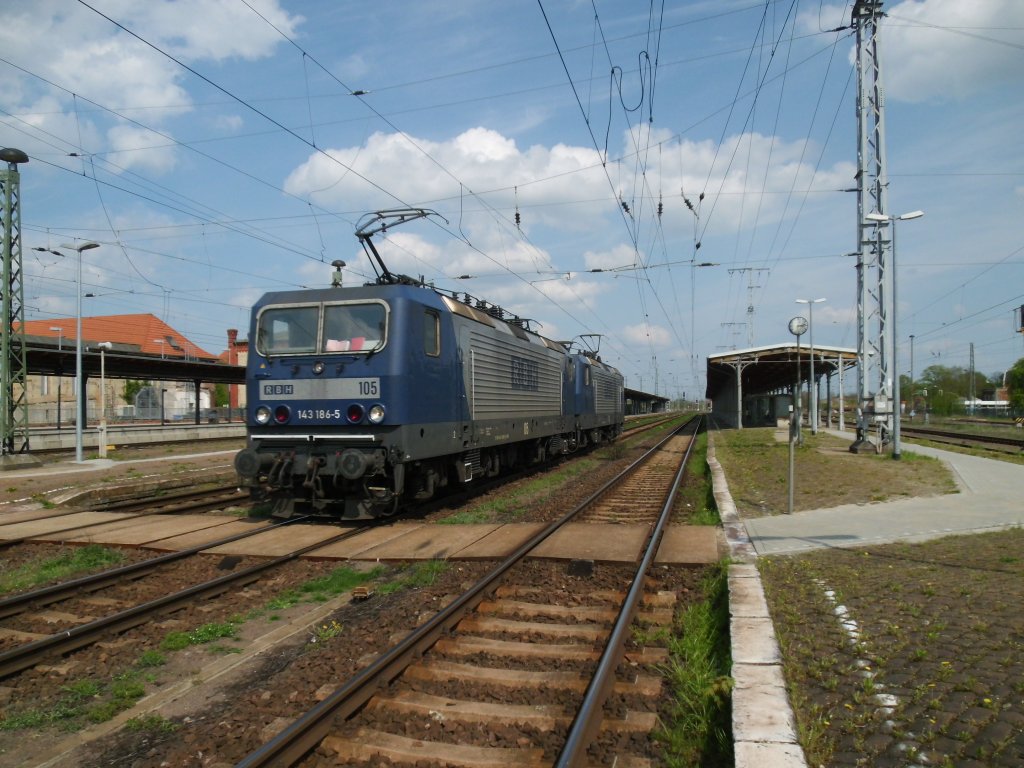 Am 05.05.2013 kamen RBH 105 (143 186) und RBH 115 (143 068) Lz durch Stendal fuhren weiter Richtung Wittenberge.