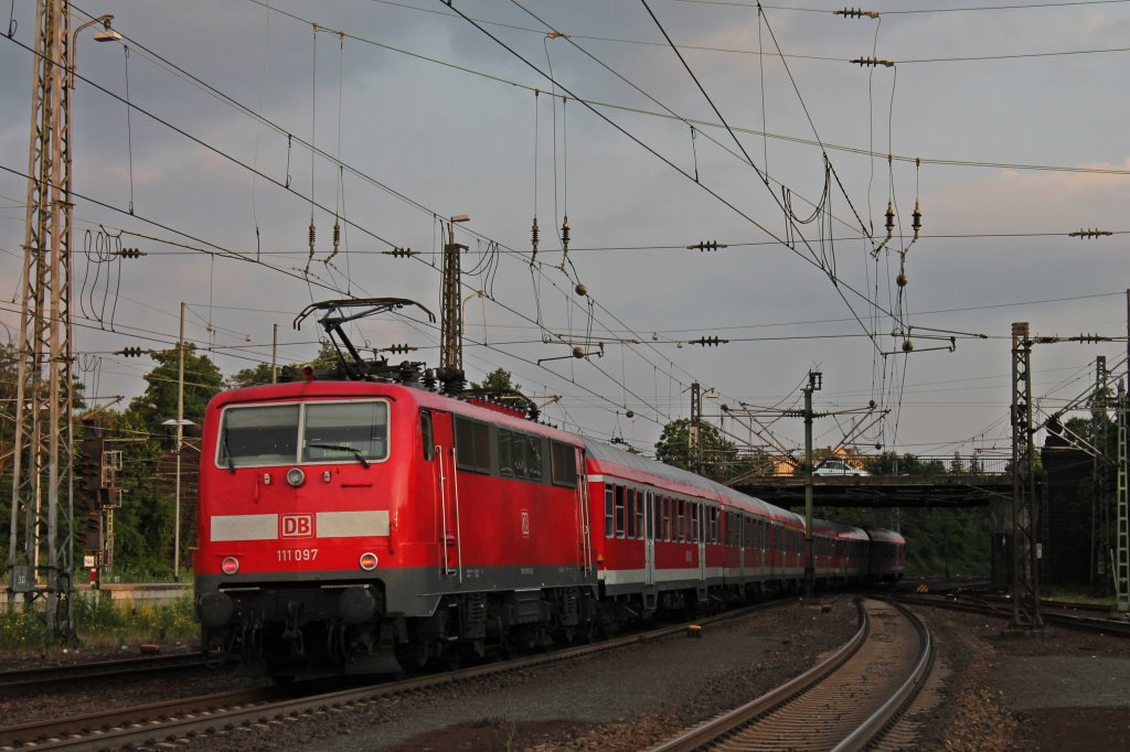 Am 05.07.2013 fuhr 111 097 mit einem SE nach Weinheim aus dem Darmstdter Hauptbahnhof aus.