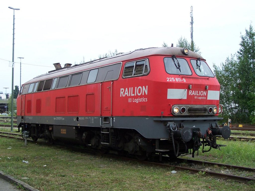 Am 05/08/11 stand 225 811 im Bahnhof Frierichshafen.