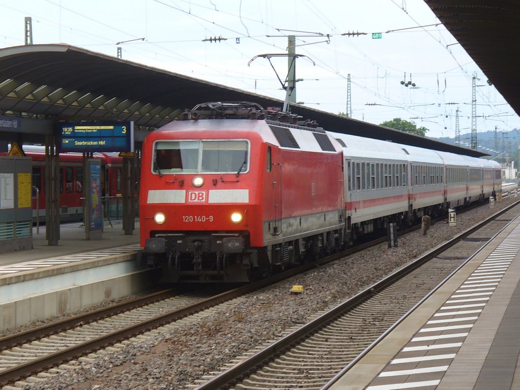 Am 05.08.2011 steht 120 140-9 mit dem IC 2052 nach Saarbrcken in Kaiserslautern