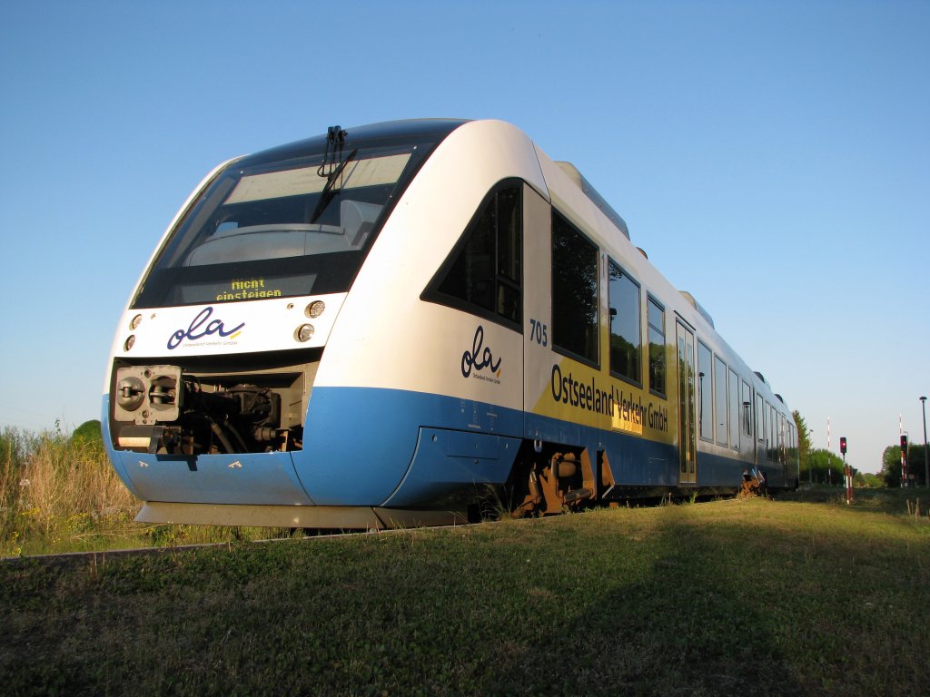 Am 05.09.2008 legt VT Lint 705 der OLA im Bahnhof von Plate ein kurzen Zwischenstop ein um einen Leerzug nach Schwerin Hbf zu befrdern