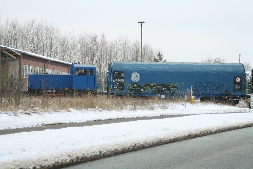Am 05.10.2010 rangiert eine Unbekannte V 22B mit Coil-Waggons auf der Industriebahn Eberswalde am Walzwerk Finow.