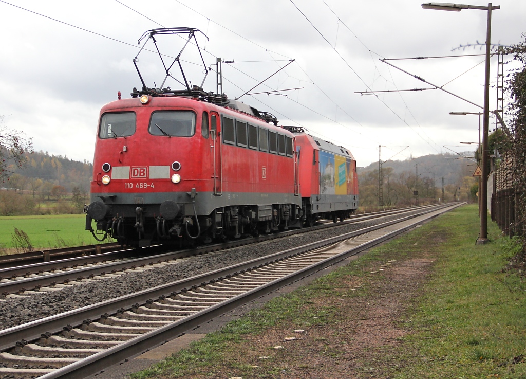 Am 05.11.2012 schleppte die 110 469-4 die kurz vorher in Stuttgart entgleiste 101 037-0 ins Werk nach Dessau. Aufgenommen in Ludwigsau-Friedlos.