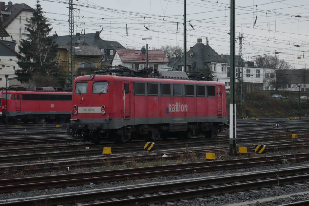 Am 05.12.09 steht die 140 450-8 im Gieener Gterbahnhof abgebgelt abgestellt und wartet auf den nchsten Einsatz.