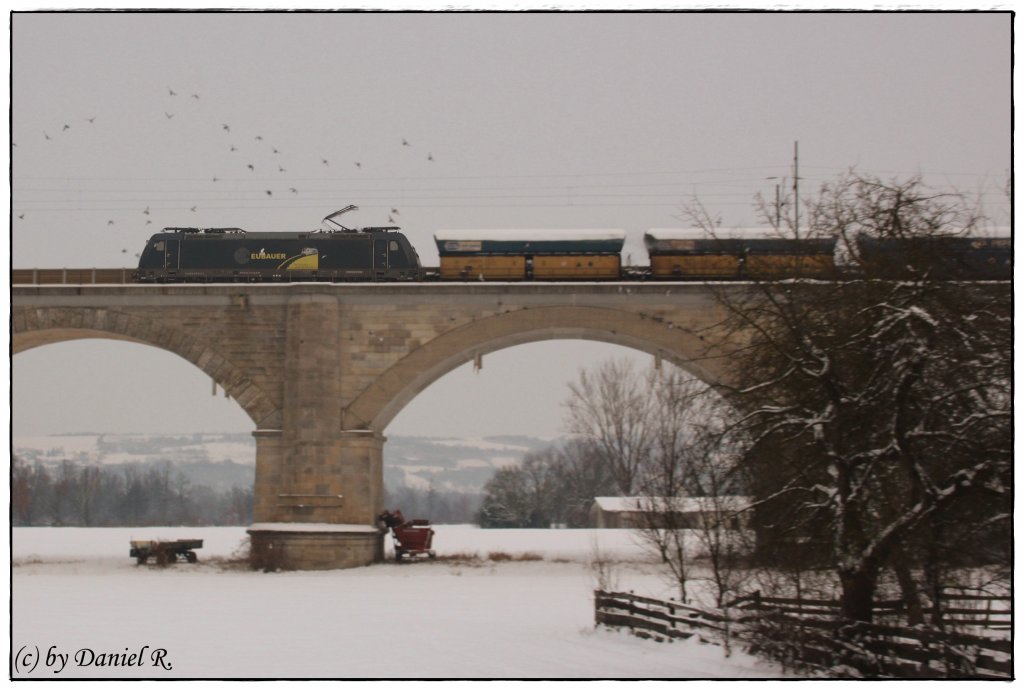 Am 05.12.10 war ich mal in der Regensburger Region utnerwegs. Hier berquert gerade am Nikolaus-Sonntag die Alexander Neubauer 185 573(nicht besttigt) mit dem PKP-Kohlzug die Mariaorterbrcke in Regensburg-Prfening. 