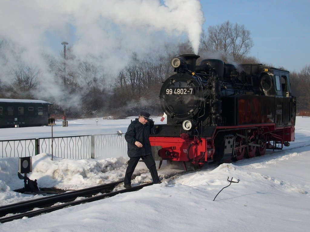 Am 05.Februar 2010 konnte 99 4802,nachdem der Zugfhrer,die Weiche 1 in Putbus gestellt,hatte an ihren Zug fahren.