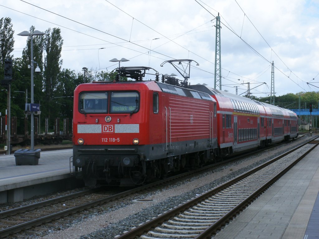 Am 05.Juni 2012 war die Rostocker 112 118 fr den RE 13010 Sassnitz-Rostock eingeteilt.Aufnahme beim Halt in Bergen/Rgen.