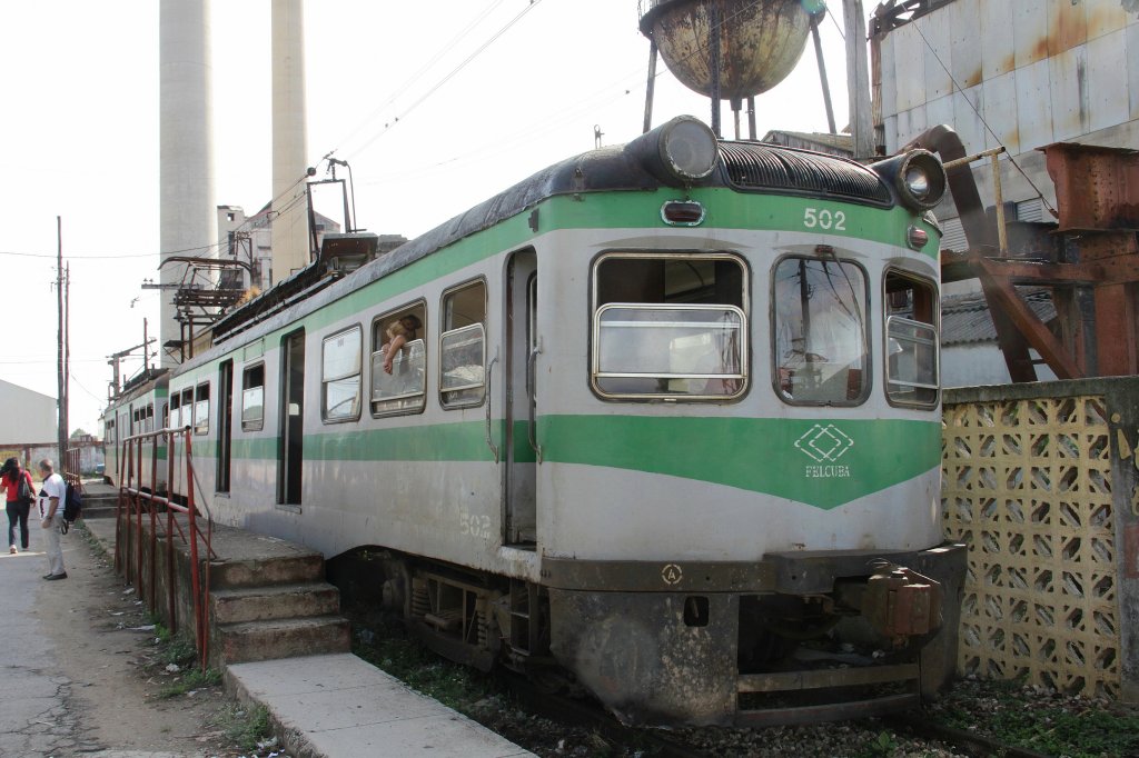 Am 06. April 2011 steht am Bahnhof Hershey (Camilo Cienfuegos) der Zug mit der Nummer 502 der Ferrocarril Elctrico de Cuba (FELCUBA)  zur Fahrt auf der Abzweigstrecke zum Bahnhof Jaruco in der kubanischen Provinz Mayabeque bereit