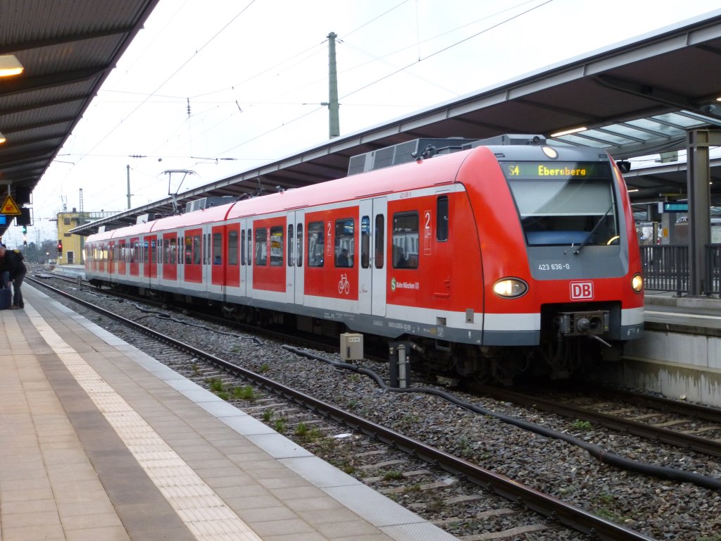 Am 06.01.13 steht 423 636-0 mit einer S 4 nach Ebersberg in München-Pasing zur Weiterfahrt bereit.