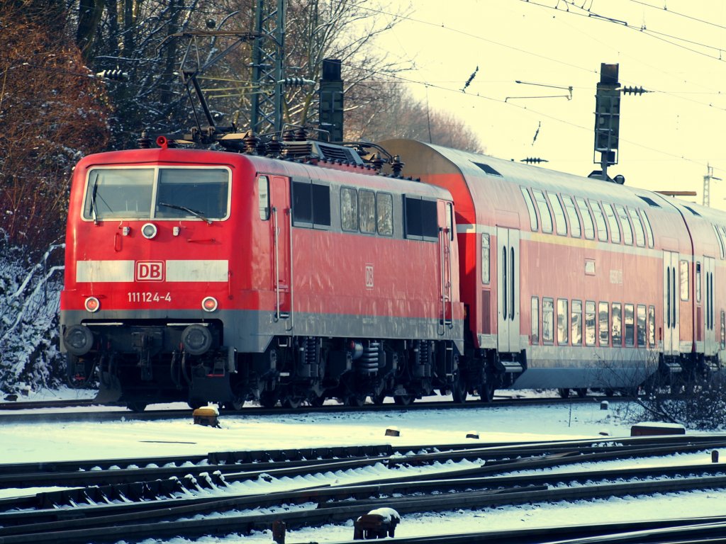Am 06.01.2010 schiebt 111 124-4 um 13.41 Uhr den  RE4 (Wupper-Express) in den Bahnhof Aachen West.