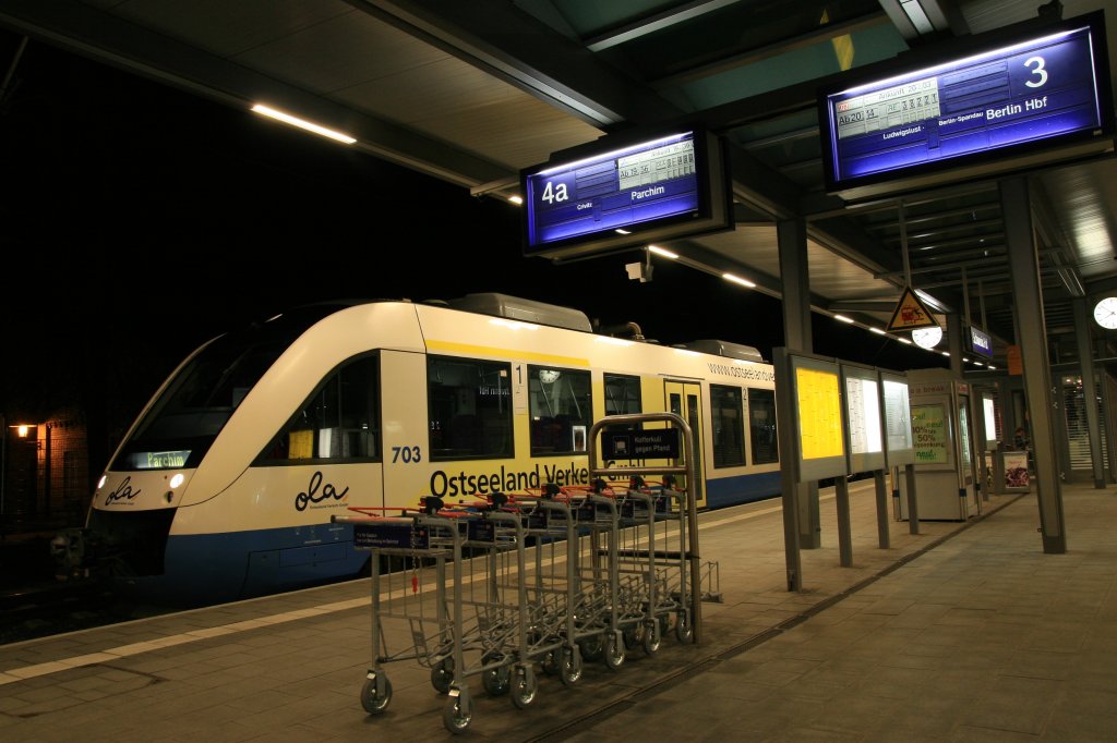 Am 06.02 2007 steht im Bahnhof von Schwerin HBF VT Lint 703  der OLA aud dem Weg in Richtung Parchim ber Crivitz.