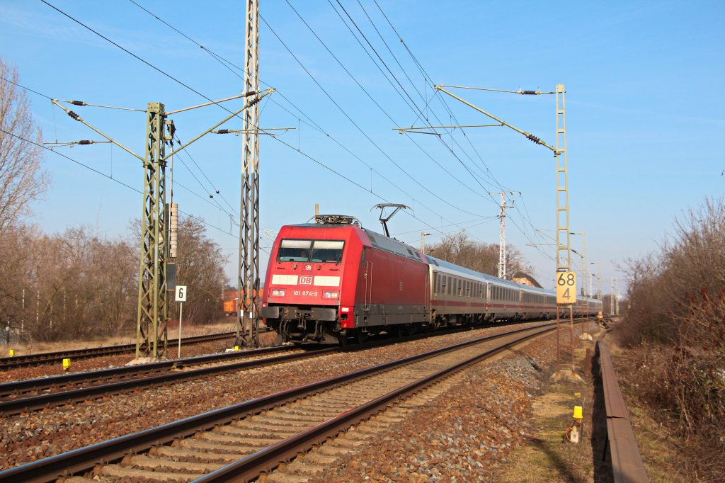 Am 06.03.13 ist 101 074-3 mit ihrem IC 2244 nach Oldenburg bei Rderau unterwegs.