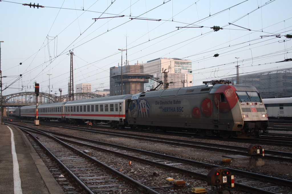 Am 06.03.2011 von der Disco um 5:30 Uhr nach Hause aber nicht um ins Bett zu gehen. Sondern die Kamara zu holen und um 7:20 Uhr den CNL 419 aus Amsterdam und Paris mit 101 144-4 Hertha BSC Berlin zu fotografiern