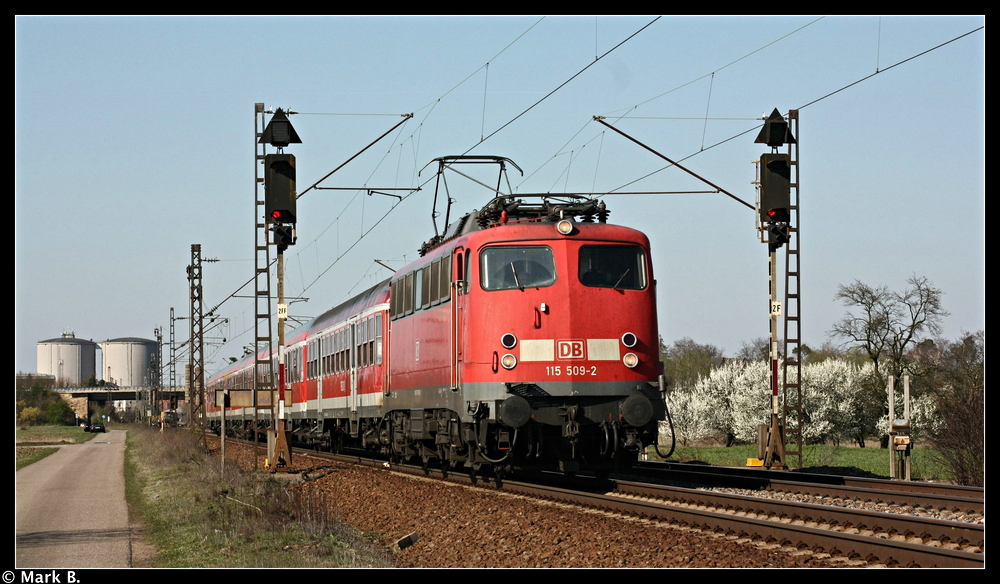 Am 06.04.10 half auch 115 509 von DB Autozug im Regionalverkehr aus. Vor nicht allzu langer Zeit half sie auch im Raum Mnchen bei DB Regio aus. Aufgenommen bei Wiesental.