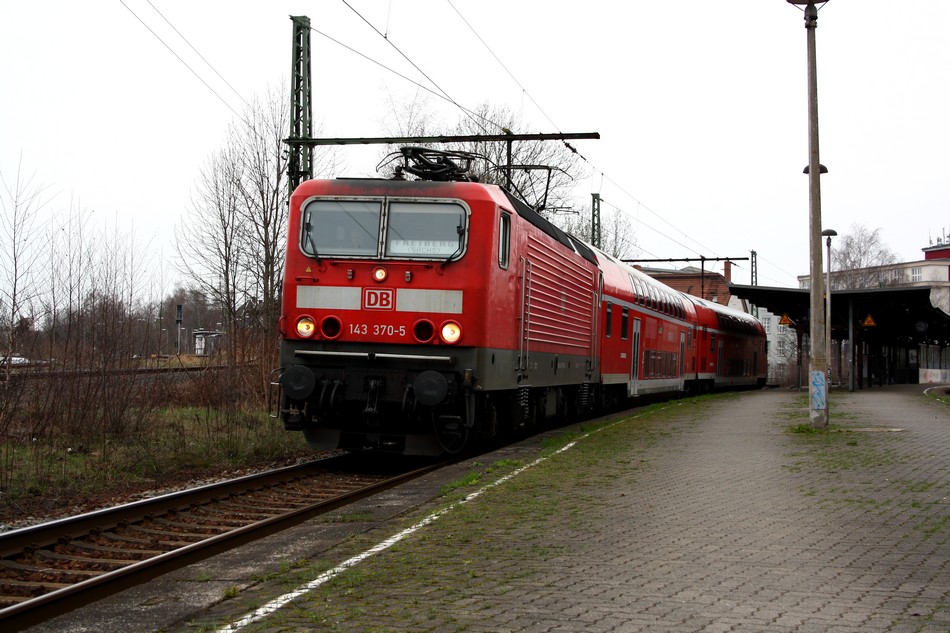 Am 06.04.2010 steht 143 370-5 mit einem RE im Chemnitzer Bhf. Mitte mit Fahrtrichtung Chemnitz Hbf..