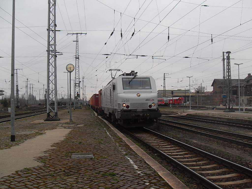Am 06.04.2012 fuhr die E37 511 mit einem Containerzug durch Stendal in Richtung Magdeburg.