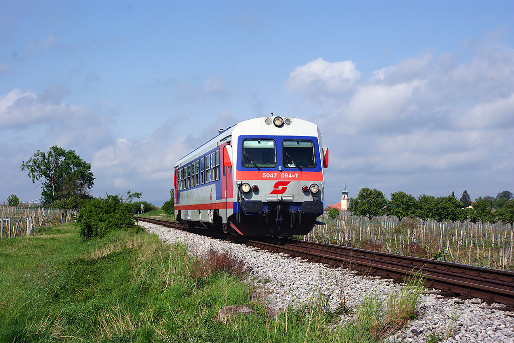 Am 06.05.2010 fhrt 5047 094 als R7776 von Neckenmarkt-Horitschon nach Deutschkreutz. 