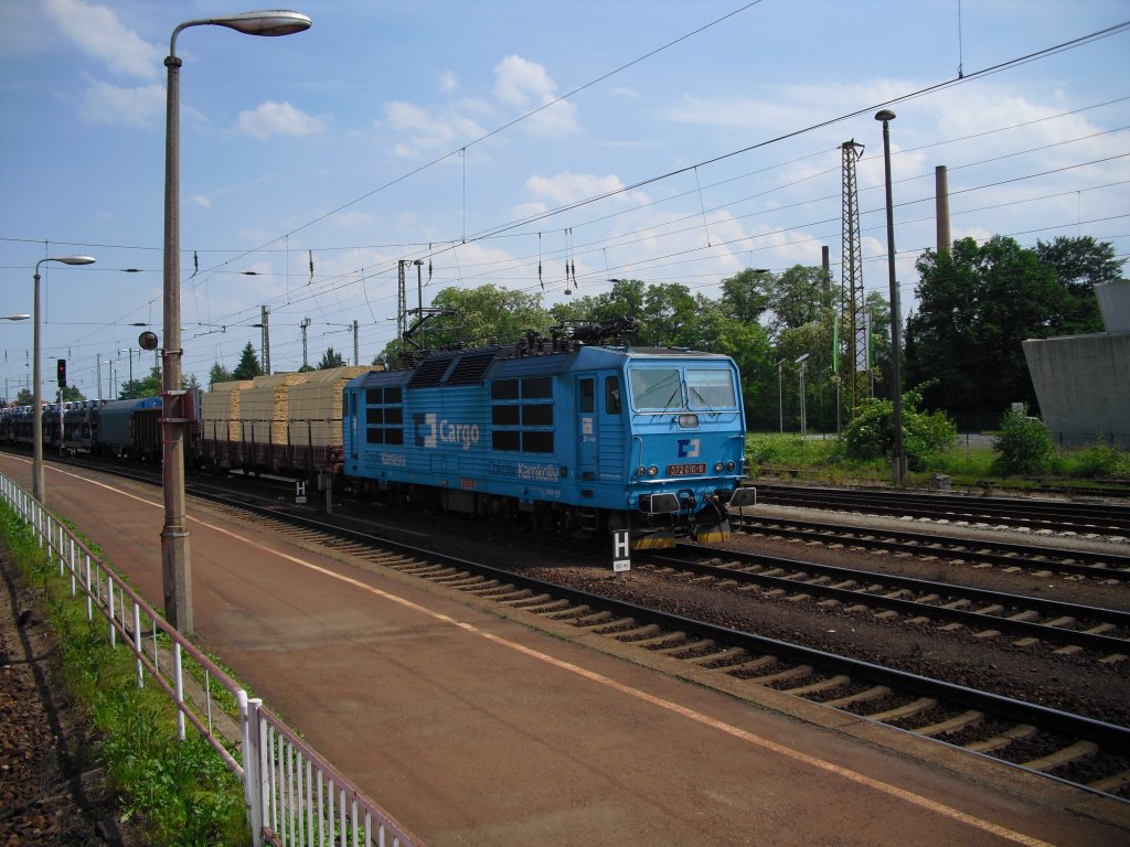 Am 06.06.10 Nachmittag durchfuhr die 372 010-9 den Bahnhof Cosswig.