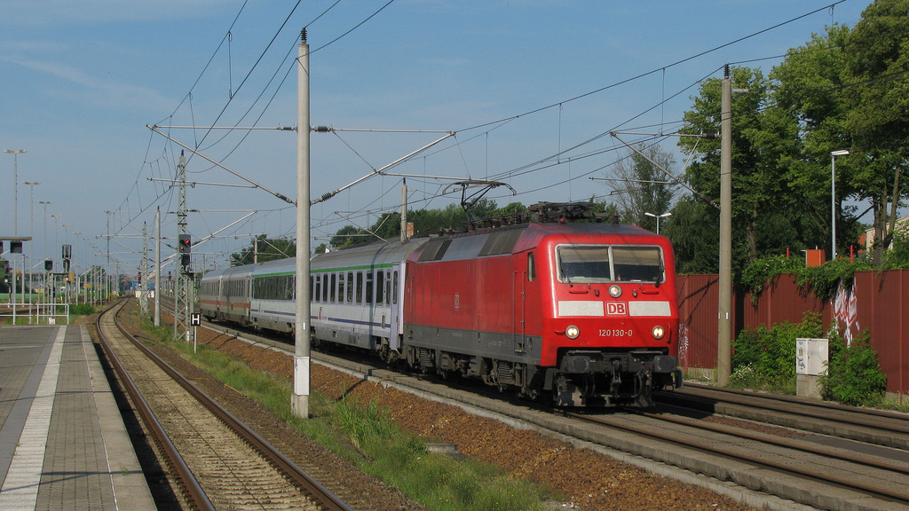 Am 06.07. ging es fr Hannes und mich schon auf die nchste Reise. Es ging zuerst mit dem RE 2 von Knigs Wusterhausen (ab: 6:19) bis Rathenow. Dort wurde als erstes der EC 249 gezogen von 120 130-0 auch mit einem  neuen  Wagen der PKP aufgenommen.