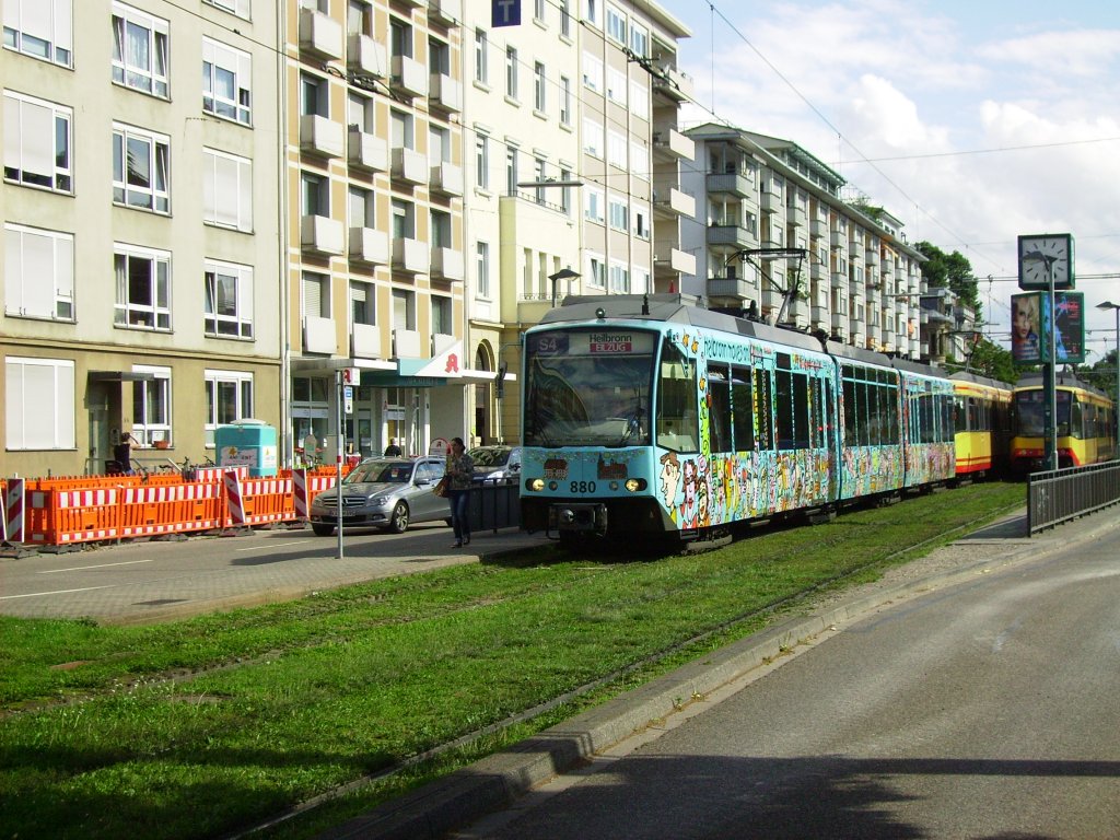 Am 06.07.2012 beehrte mich die Rizzibahn (AVG 880) als S4 EILZUG nach Heilbronn an der Haltestelle Kongresszentrum in Karlsruhe.